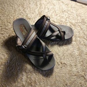stretchers sandals